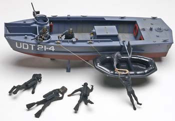 850313 1/35 UDT BOAT W/FROGMEN