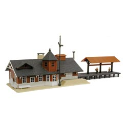 HO B/U Station/Freight Shed, Lighted w/Figures